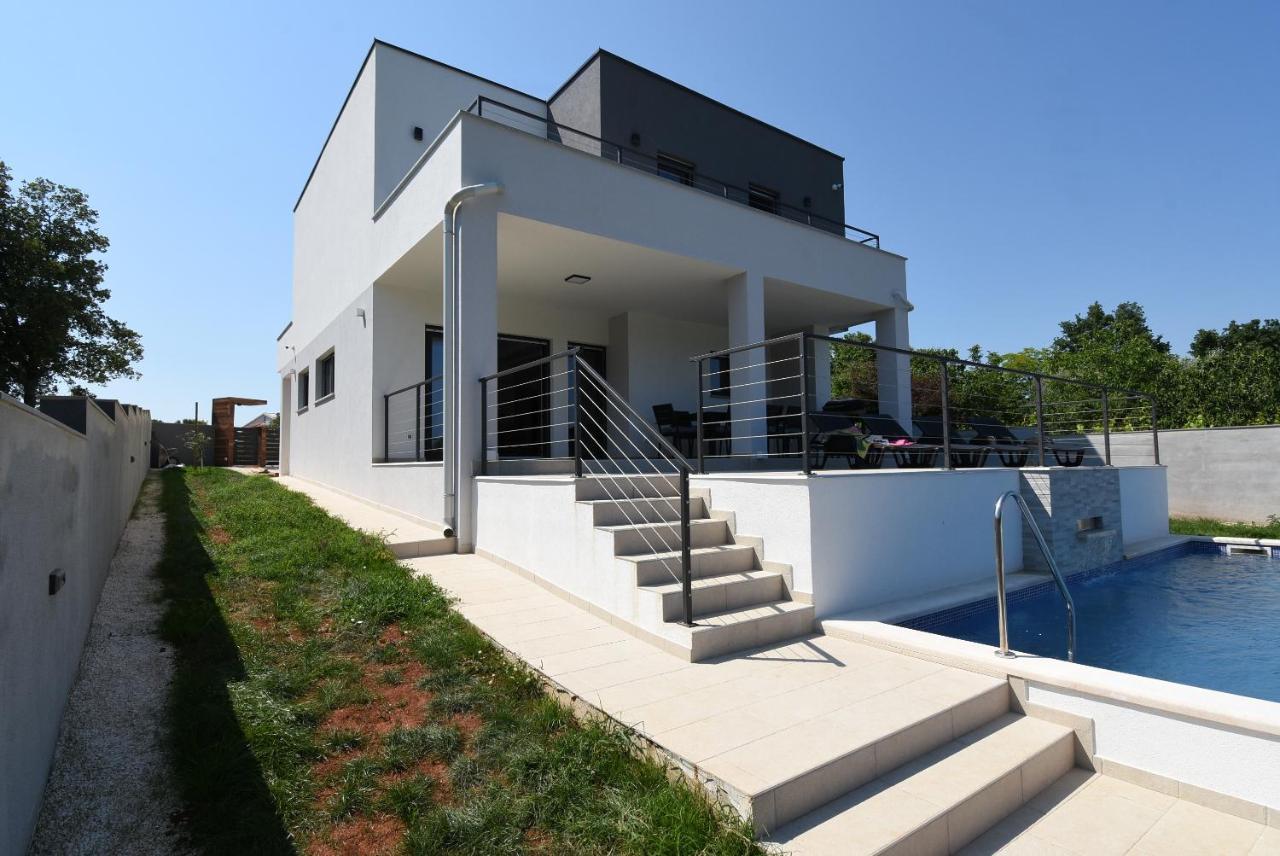 Villa Tara, 4 Bedroom Villa With Heated Pool Medulin Exterior photo